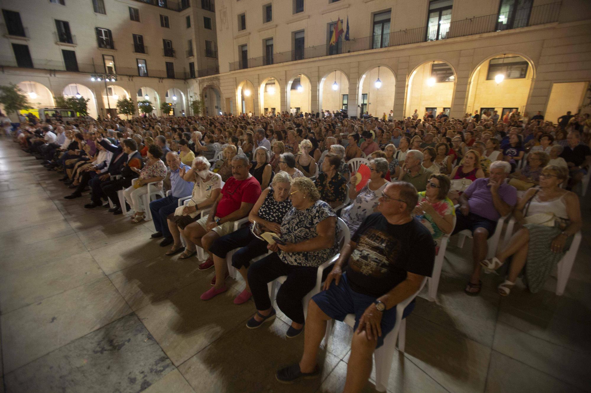 Celebración de La Alborada en honor a la Virgen del Remedio en la Plaza del Ayuntamiento de Alicante