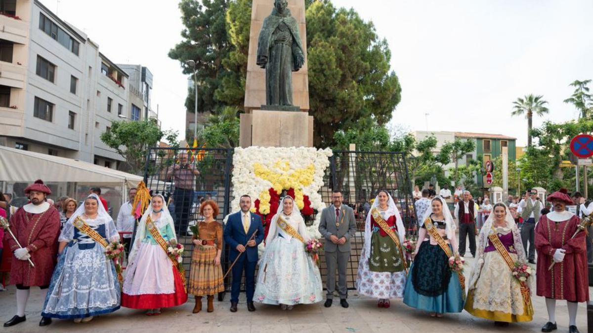 La televisión de ‘Mediterráneo’ retransmitió en directo la ofrenda floral.