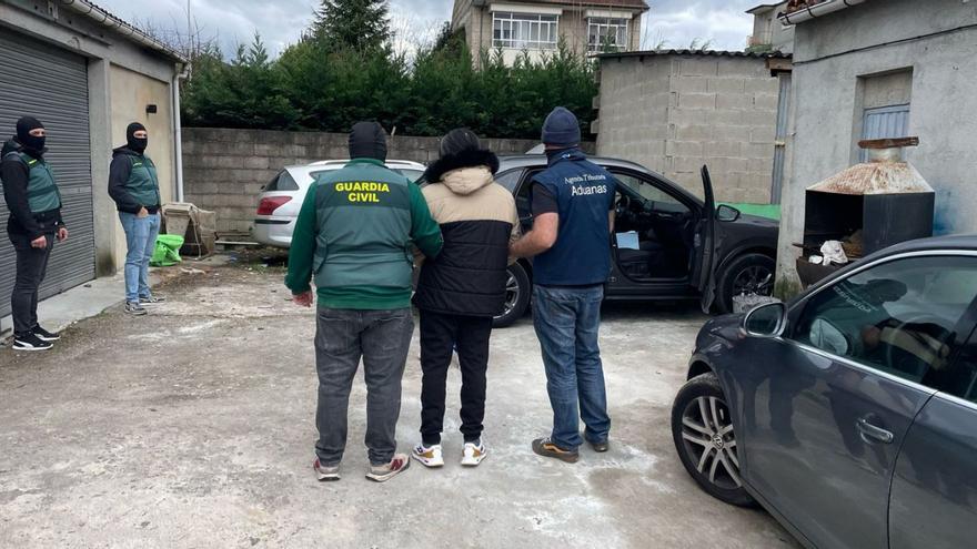 Agentes de la Guardia Civil y de Vigilancia Aduanera, con una de las personas detenidas.