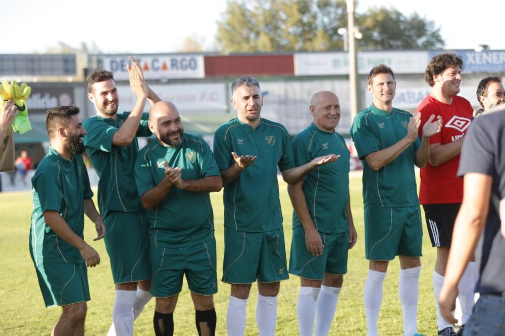 Ambientazo en O Vao durante el partido solidario a favor de la asociación, que reunió a más de 400 espectadores.