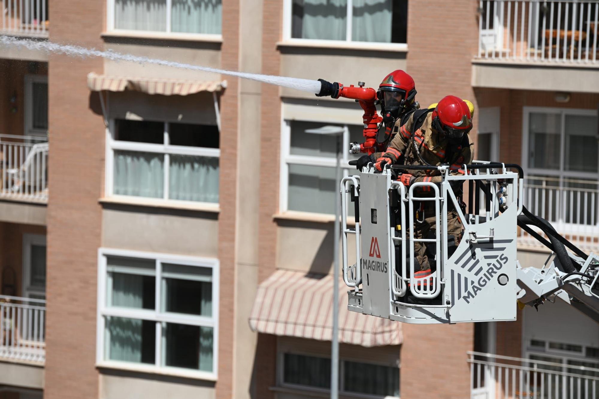 Las imágenes del duro servicio en el incendio de una antigua discoteca de Castelló