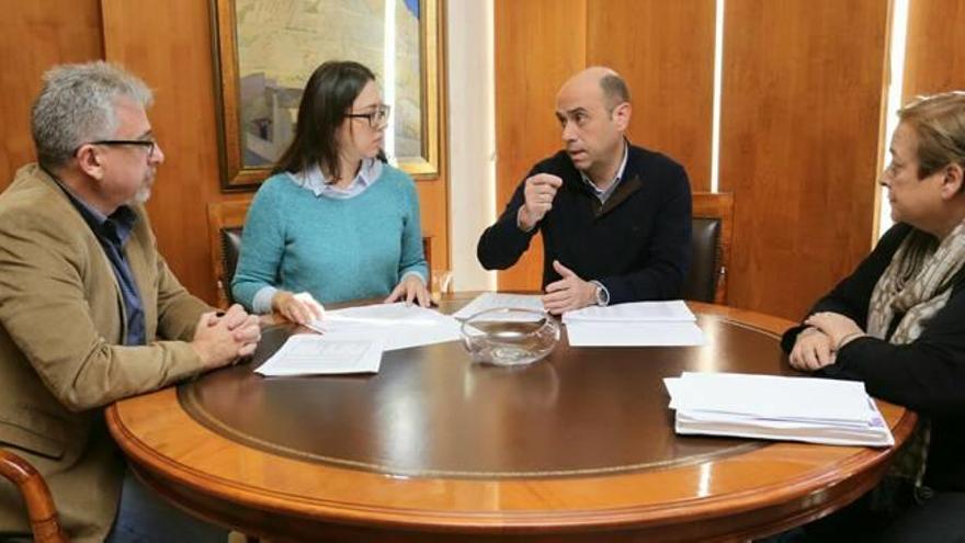 El alcalde de Alicante y la edil de Hacienda, junto a dos ediles de Cs durante las negociaciones infructuosas que tuvieron sobre los presupuestos.