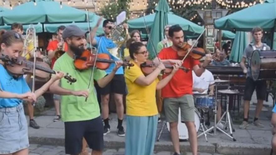 VÍDEO: La Orquesta de Siero se hace viral en Ucrania versionando la canción ganadora de Eurovisión