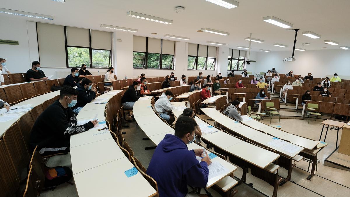 Archivo - Arquivo - Varios estudantes, esperan para facer un exame nunha aula da Facultade de Psicoloxía da Universidade de Santiago de Compostela, o día do comezo dos exames de selectividade 2021, a 8 de xuño de 2021, en Santiago de Compostela, A Co