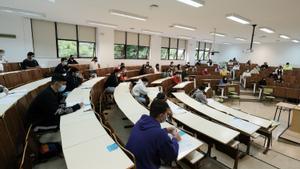 Varios estudiantes en una prueba de selectividad.
