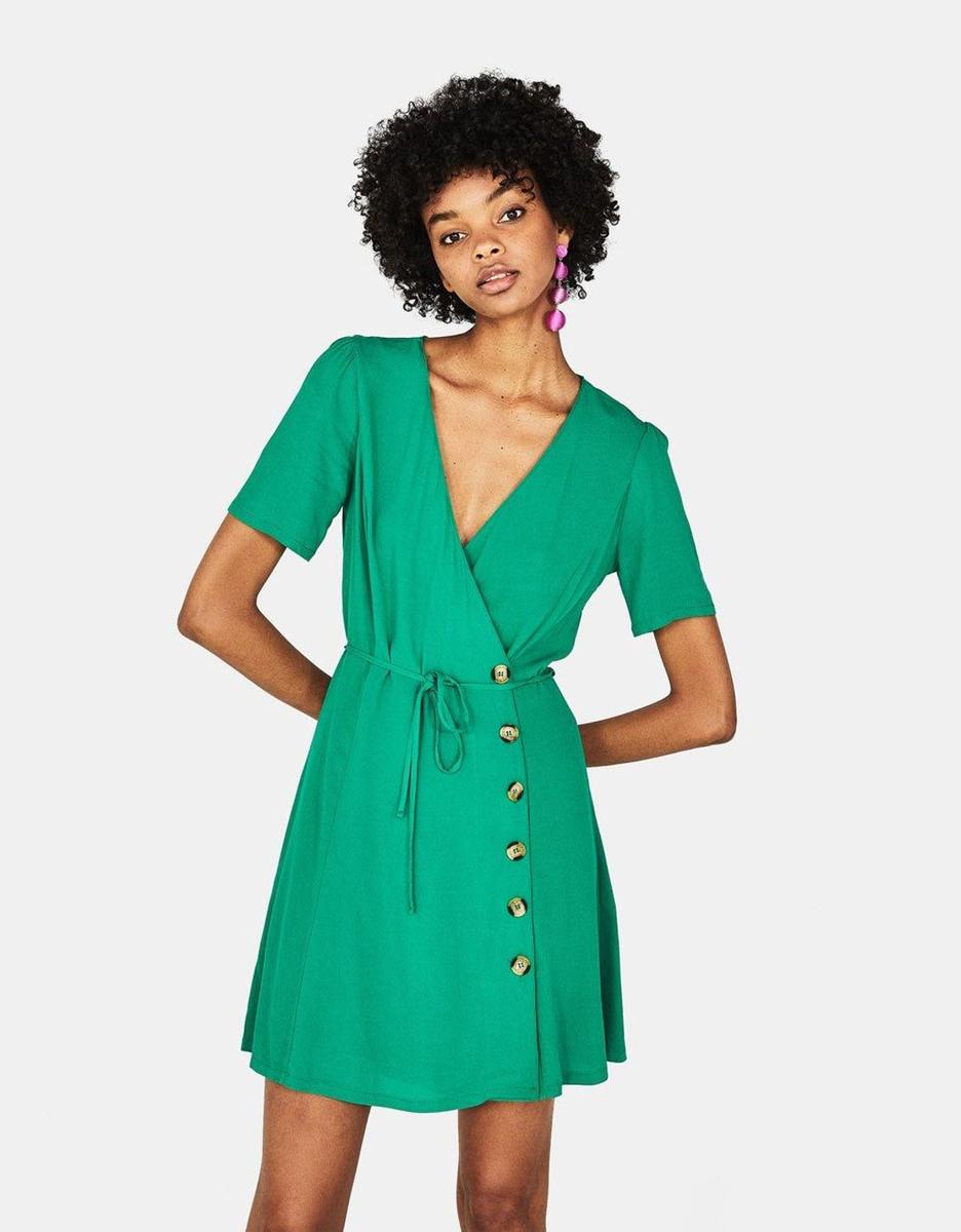 Vestido cruzado con botones de Bershka (Precio: 25,99 euros)