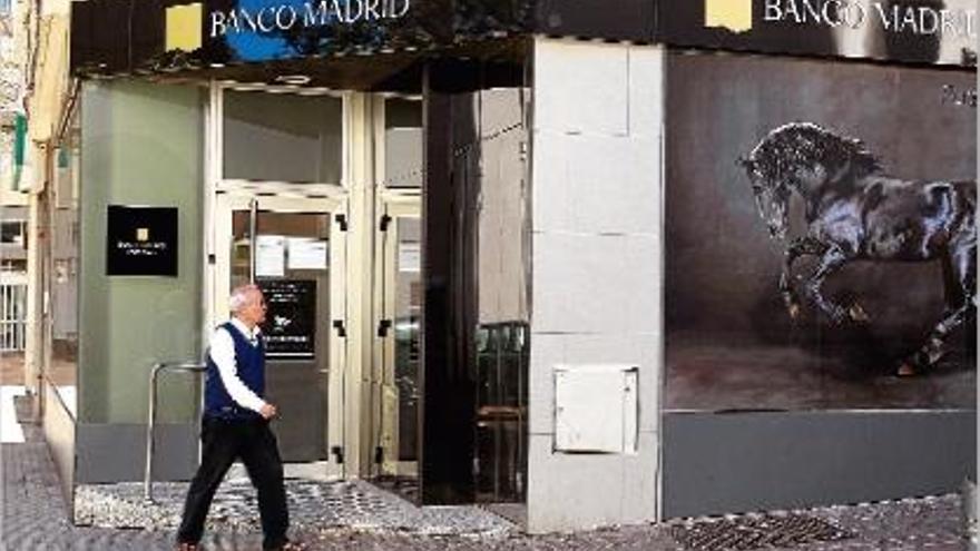 Un home passa per davant d&#039;una oficina de Banco Madrid, filial de la Banca Privada d&#039;Andorra.