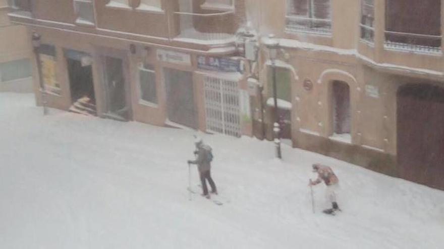 Vecinos de Banyeres de Mariola esquían por sus calles nevadas