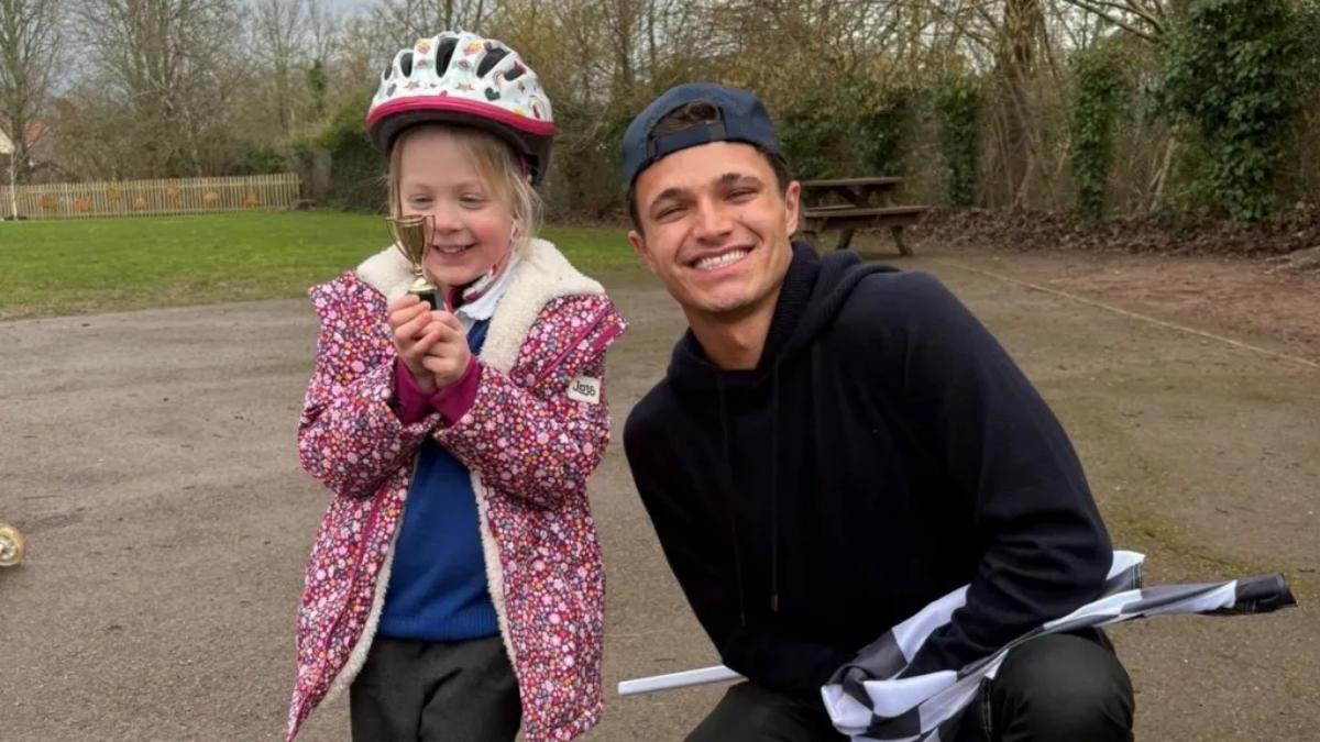 Lando Norris con la ganadora de la carrera de patinetes