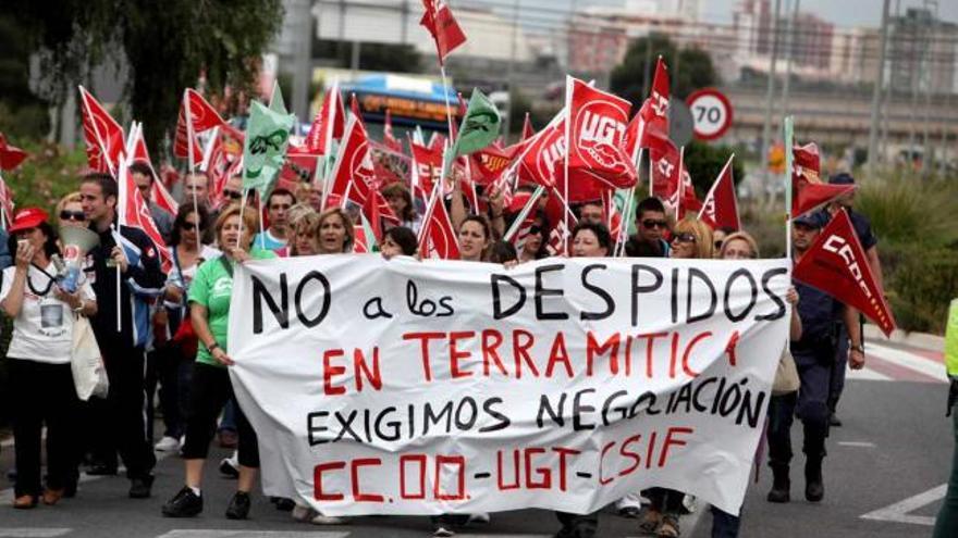 Empleados y sindicalistas durante la marcha hacia la entrada del parque de ocio.