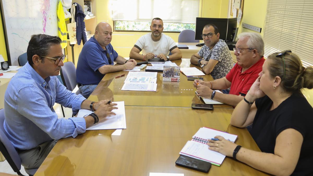 Reunión del alcalde de Vila-real, José Benlloch, con los técnicos por el tema de la gota fría.