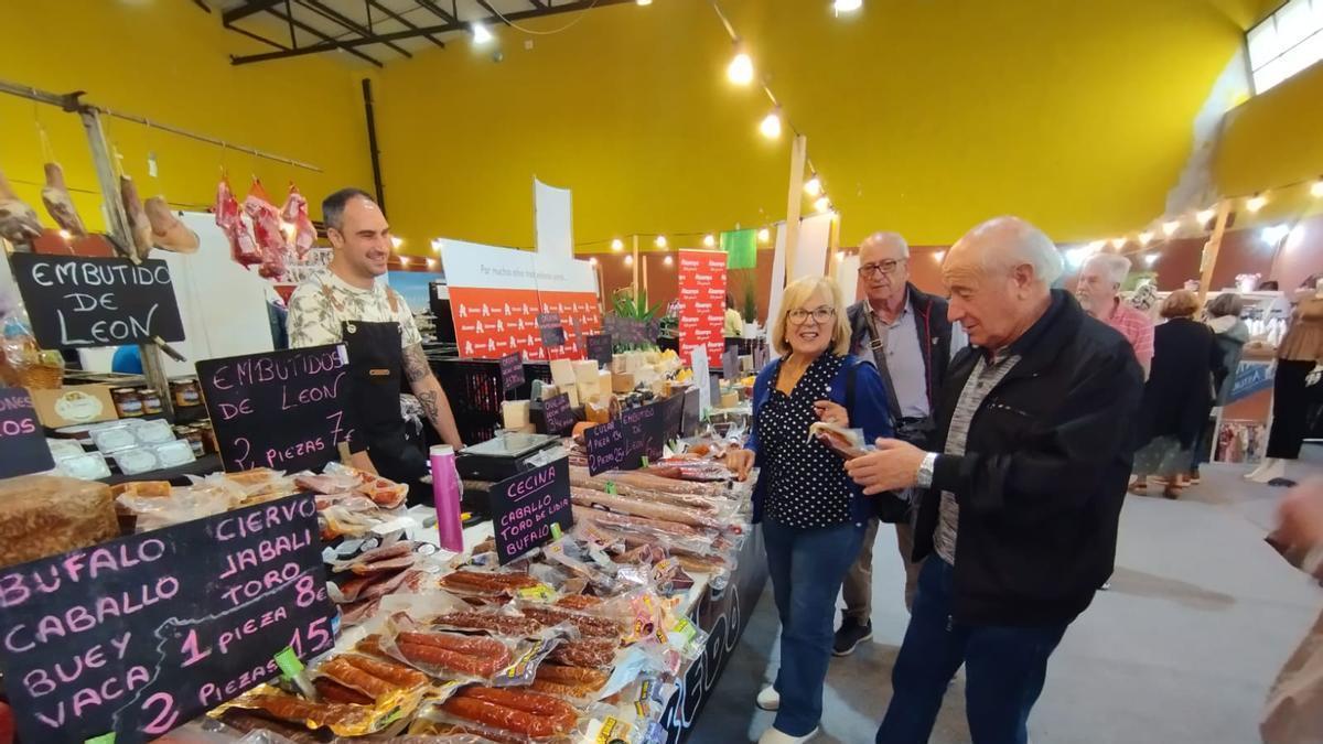 Clientes ante uno de los puestos, en la edición celebrada el pasado año.