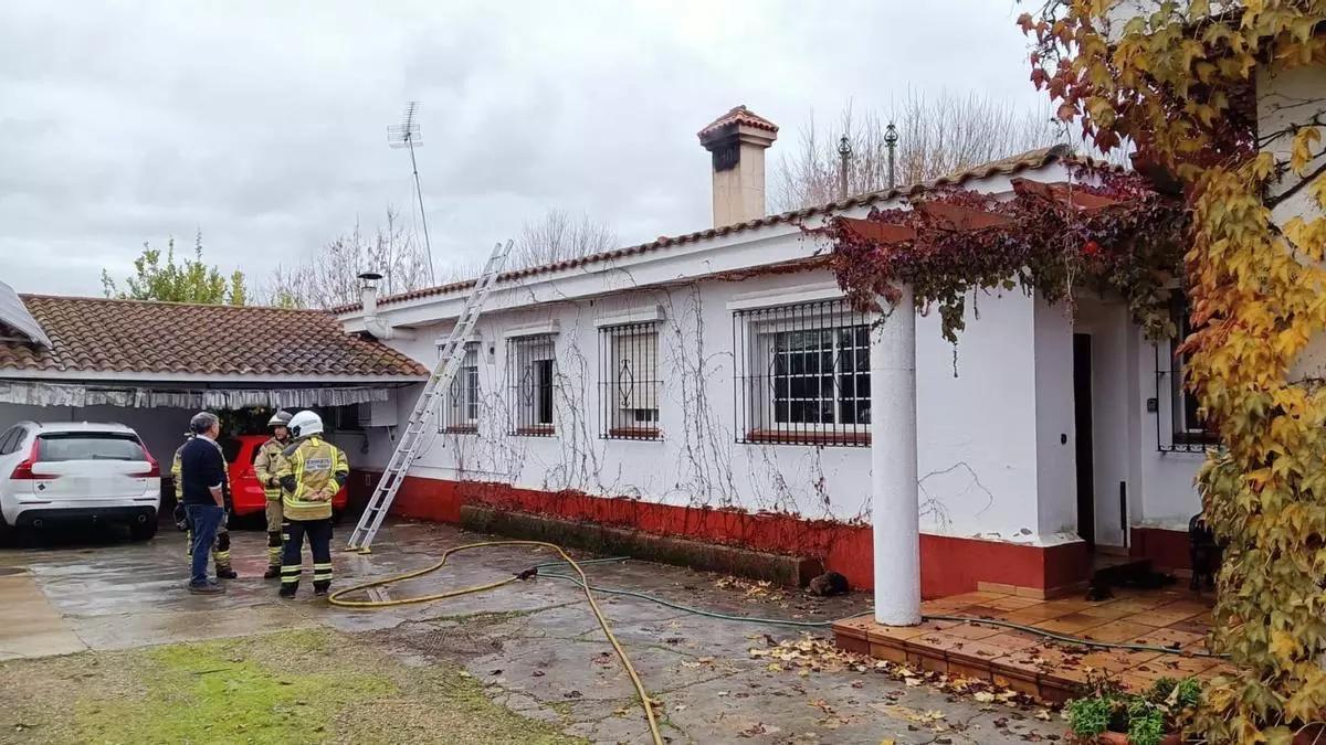 Los bomberos en el exterior del chalé de Las Mañuecas donde se ha originado el incendio este sábado