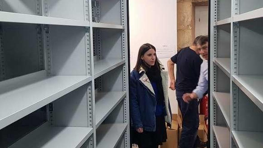 Lara Rodríguez Peña supervisa las nuevas estanterías.