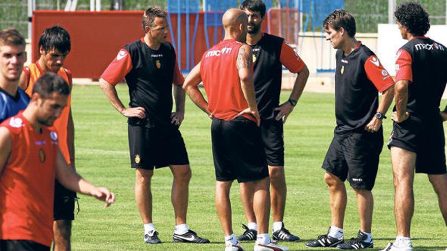 Laudrup y sus ayudantes hablan con Nunes en el entrenamiento de ayer.