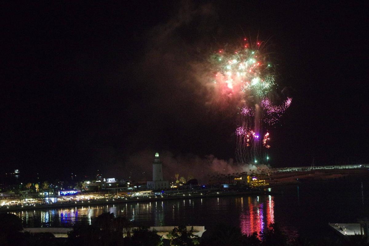 Fuegos de inicio de la Feria de Málaga desde desde el hotel Catalonia Molina Lario Fuegos de inicio de la Feria de Málaga desde desde el hotel Catalonia Molina Lario