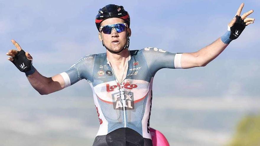 Tim Wellens acabó llevándose ayer la victoria en la cuarta etapa del Giro de Italia al superar a sus rivales en las rampas de Caltagirone.