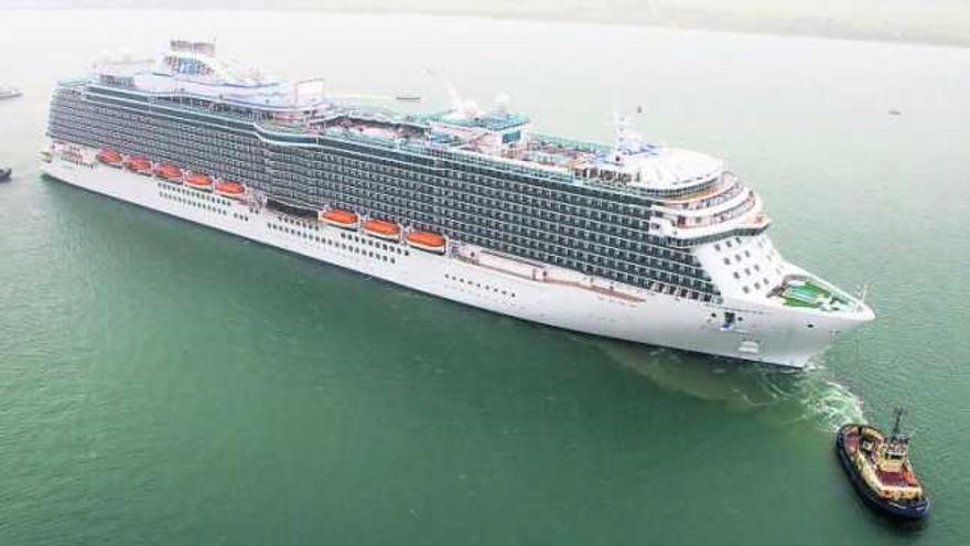 Los remolcadores dirigen al &quot;Royal Princess&quot; por los canales de salida del puerto de Southamton .  // Princess Cruises