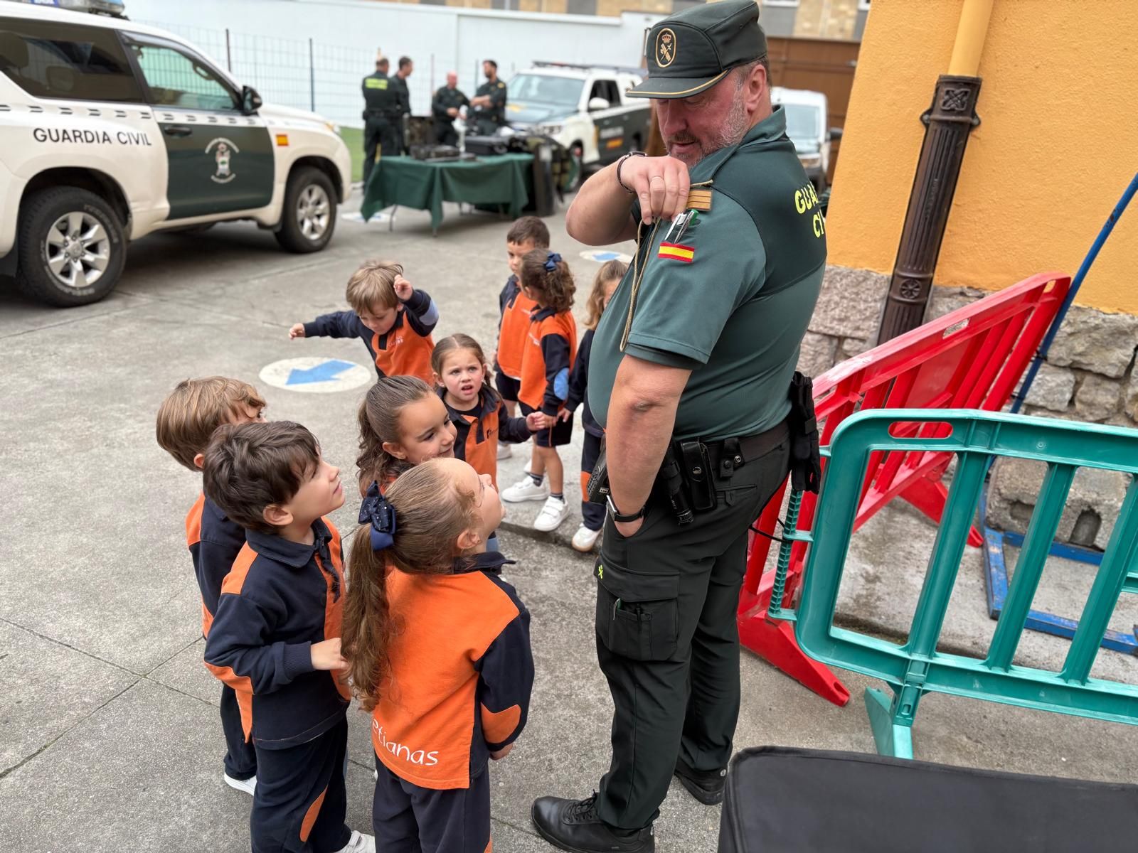 Exhibición de la Guardia Civil en el Colegio María Inmaculada de Laviana