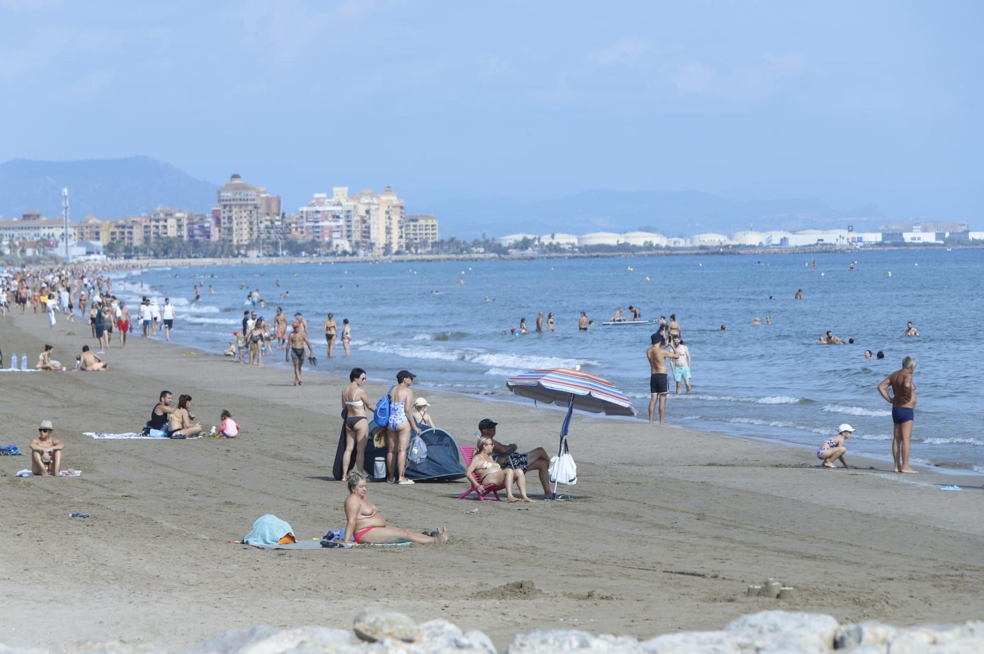 Llenazo en las playas de València este domingo, 15 de octubre