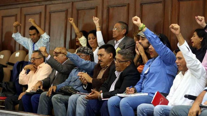 Diputados de la Asamblea Constituyente en la sesión de repudio a los &quot;traidores a la patria&quot;.