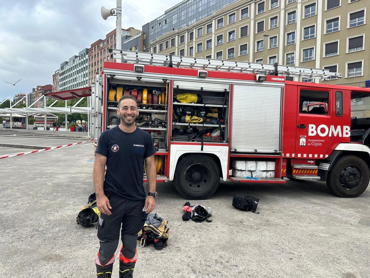 Los bomberos toman Poniente para mostrar su trabajo: “Es importante que la gente vea de primera mano lo que hacemos”