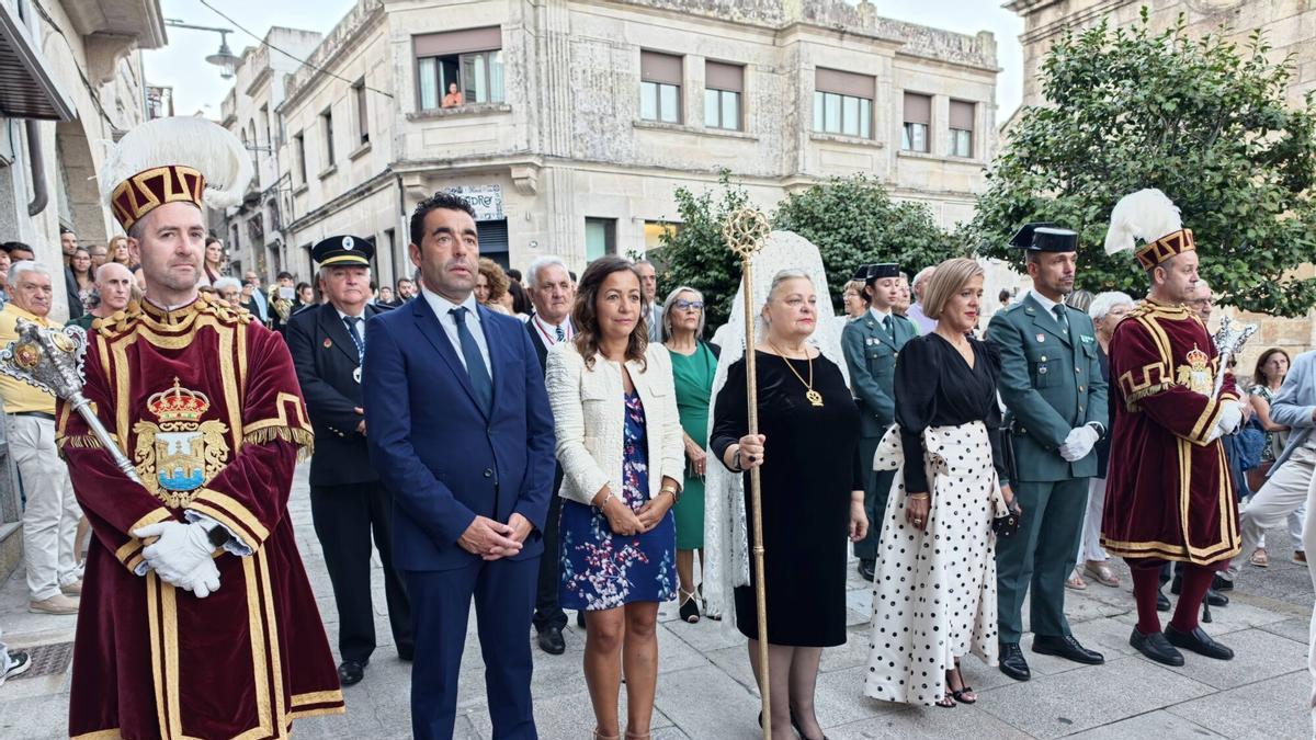 El presidente de la Diputación, Luis López (con corbata); y la alcaldesa accidental, Sagrario Martínez (tercera derecha), durante la procesión del Cristo.