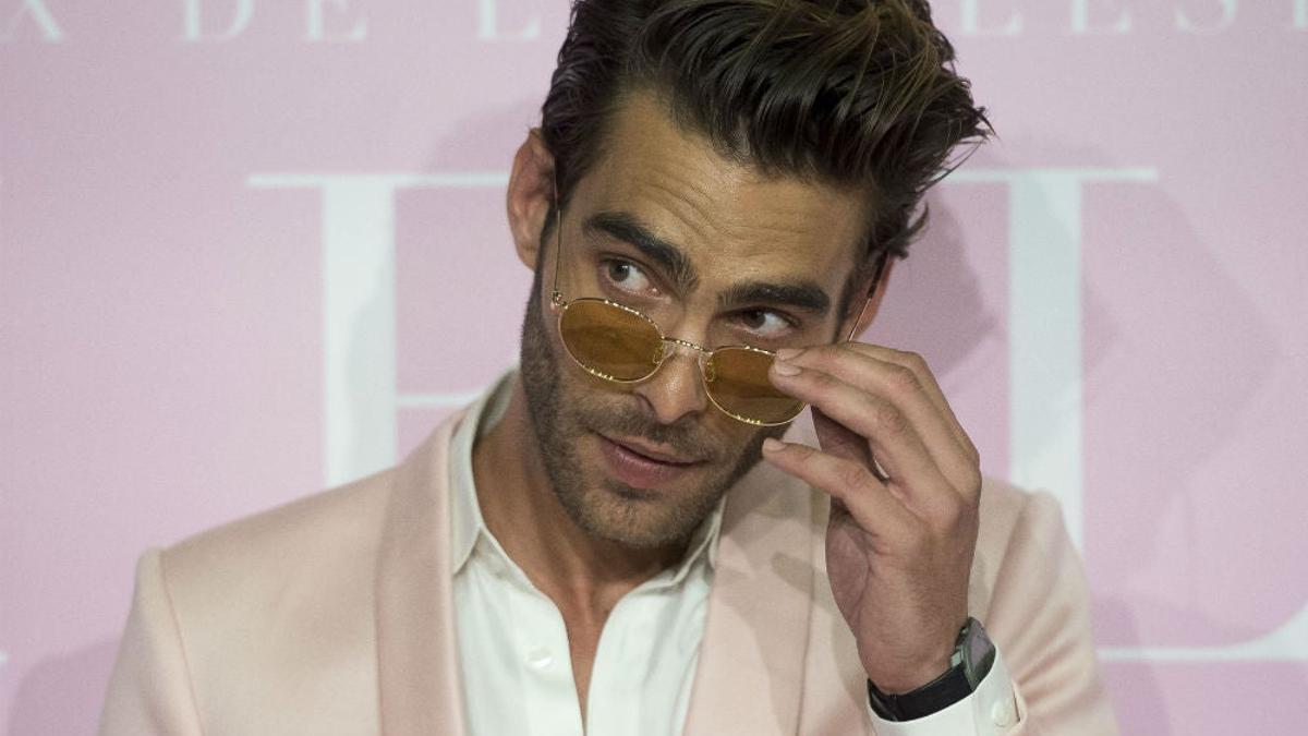 Jon Kortajarena de rosa en la presentación de 'Pieles'