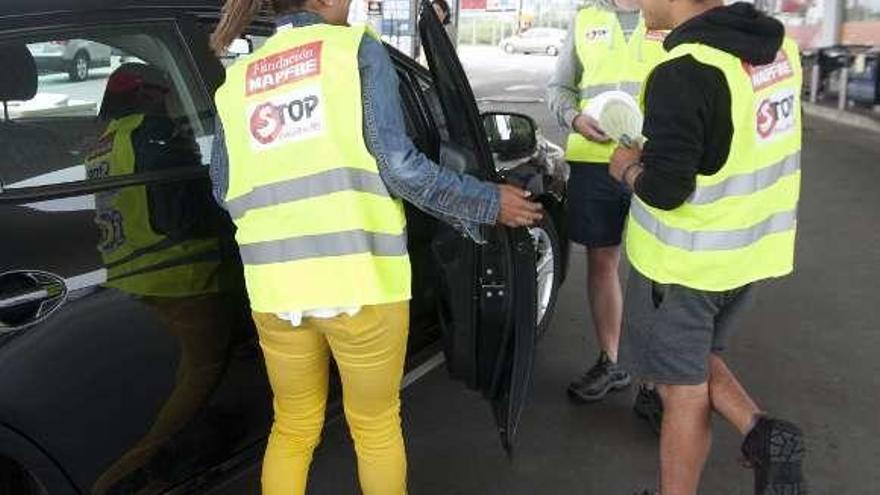 Voluntarios de Stop Accidentes, en la gasolinera de Repsol.