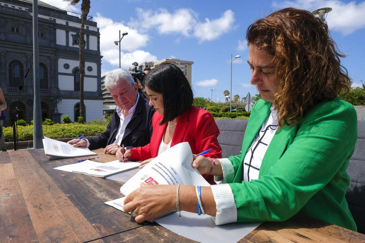 Gemma Martínez Soliño y Carolina Darias firman el pacto de gobierno junto a Pedro Quevedo.