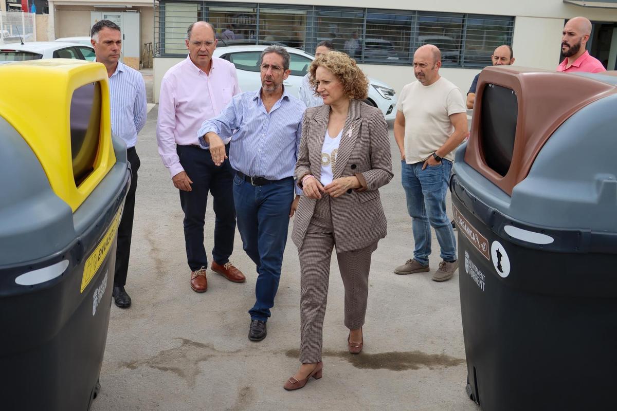 La alcaldesa Amparo Folgado supervisa los nuevos contenedores.