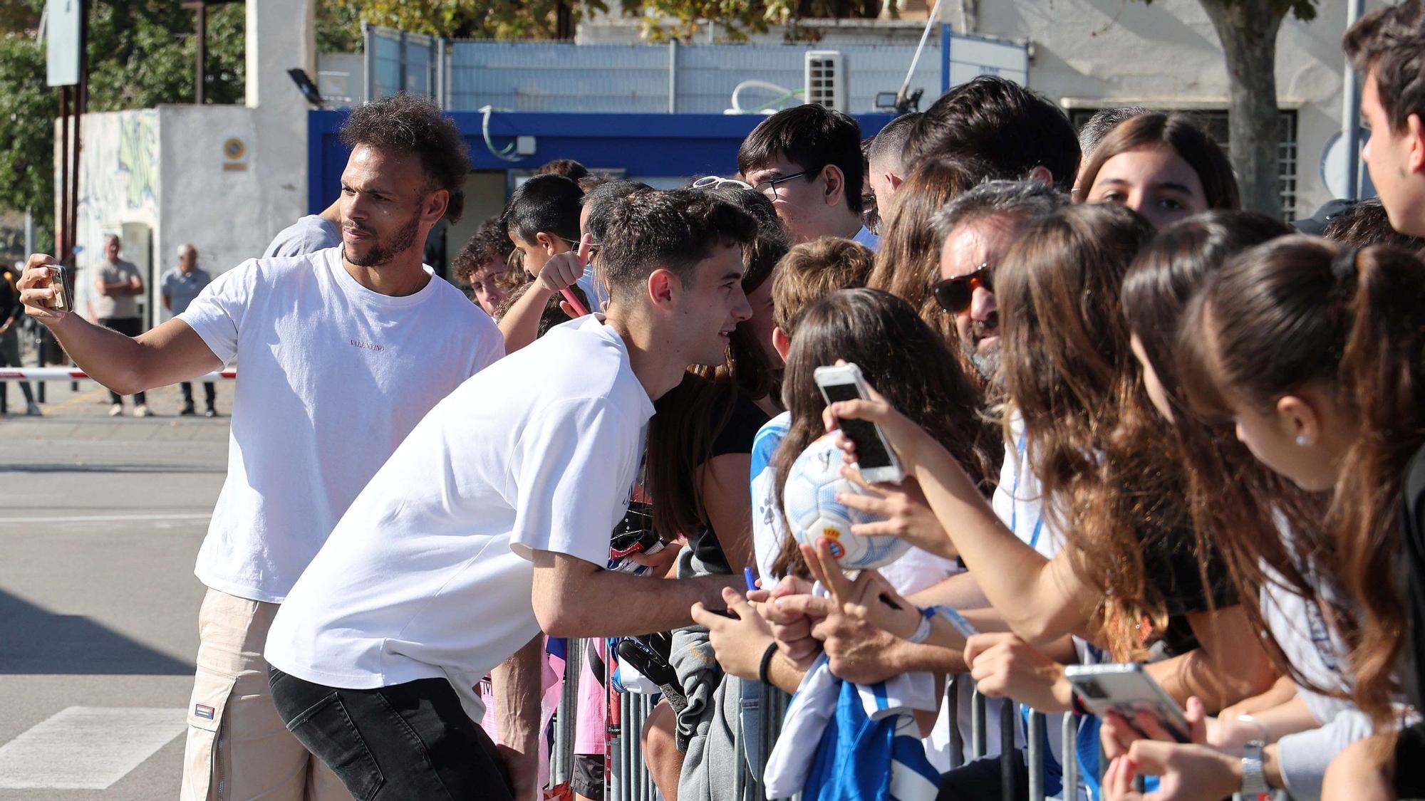 Braithwaite (izquierda) se hace una foto con los hinchas pericos, este martes en la ciudad deportiva Dani Jarque.