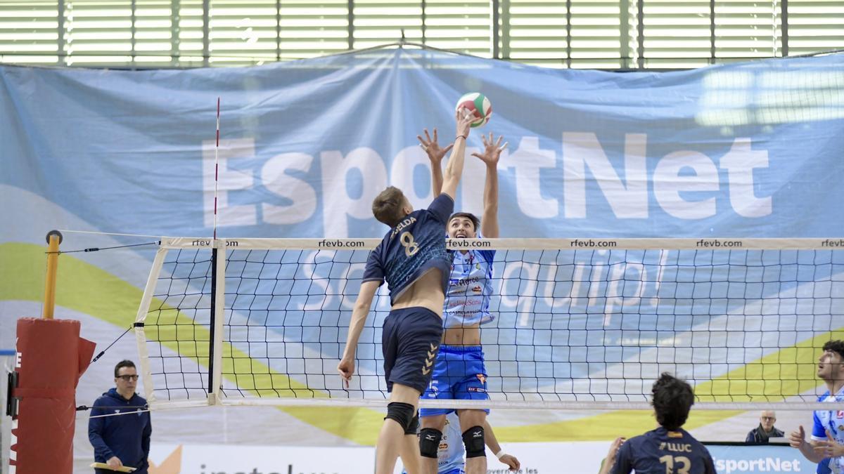 Belda, del Voley Pama, intenta superar a Arjones en la red