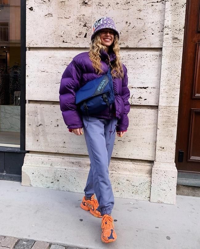 Emili Sindlev y la fórmula perfecta para llevar anorak con mucho estilo