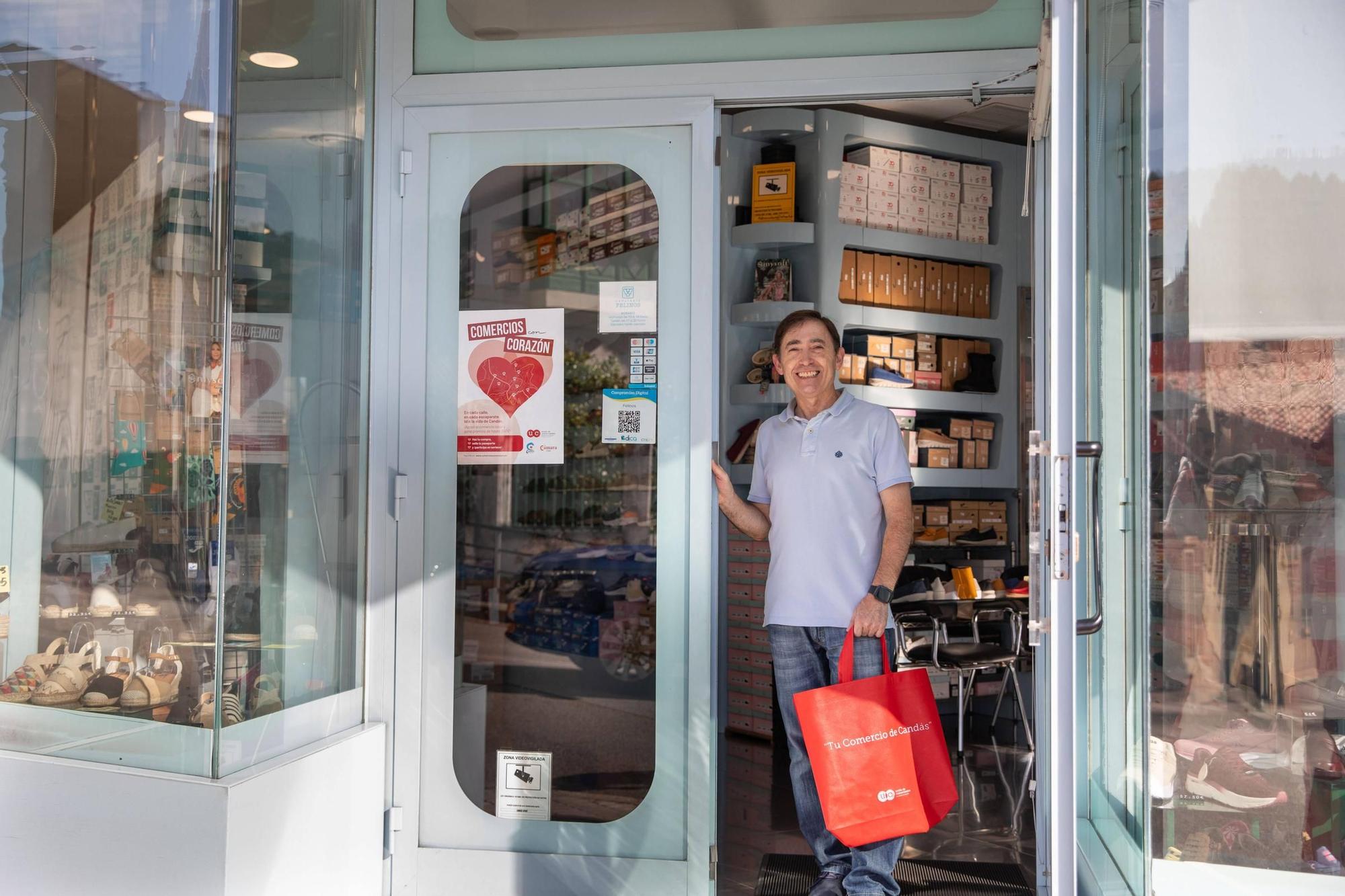Uno de los comerciantes de Candás que participa en la iniciativa.
