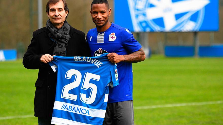 Beauvue posa con la camiseta del Deportivo junto a Richard Barral, asesor del presidente del club. // Arcay/Roller Agencia