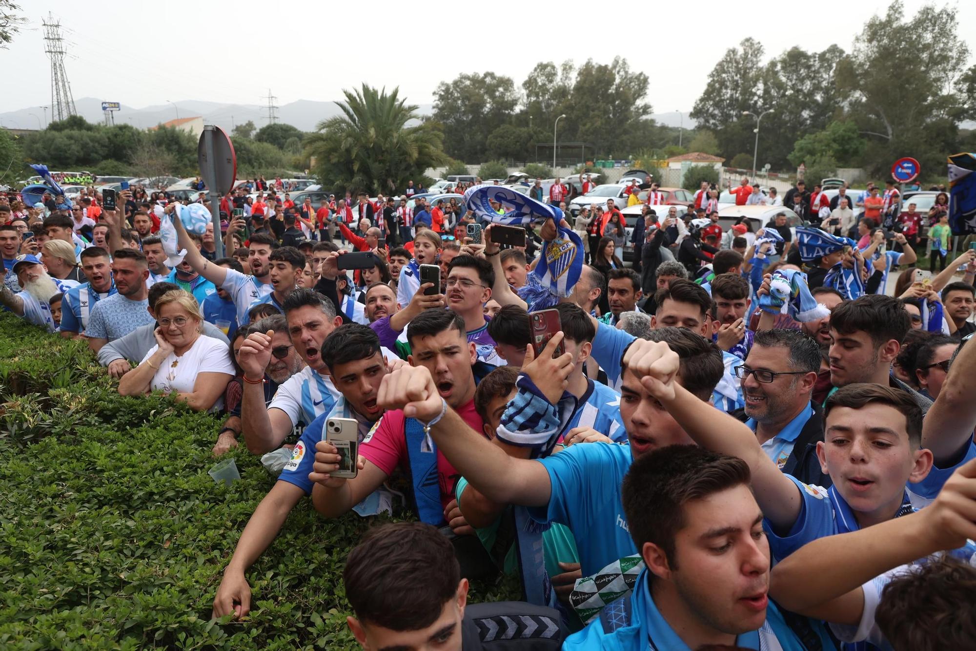 La afición del Málaga CF, llegando al Nuevo Mirador de Algeciras. Foto: LOF