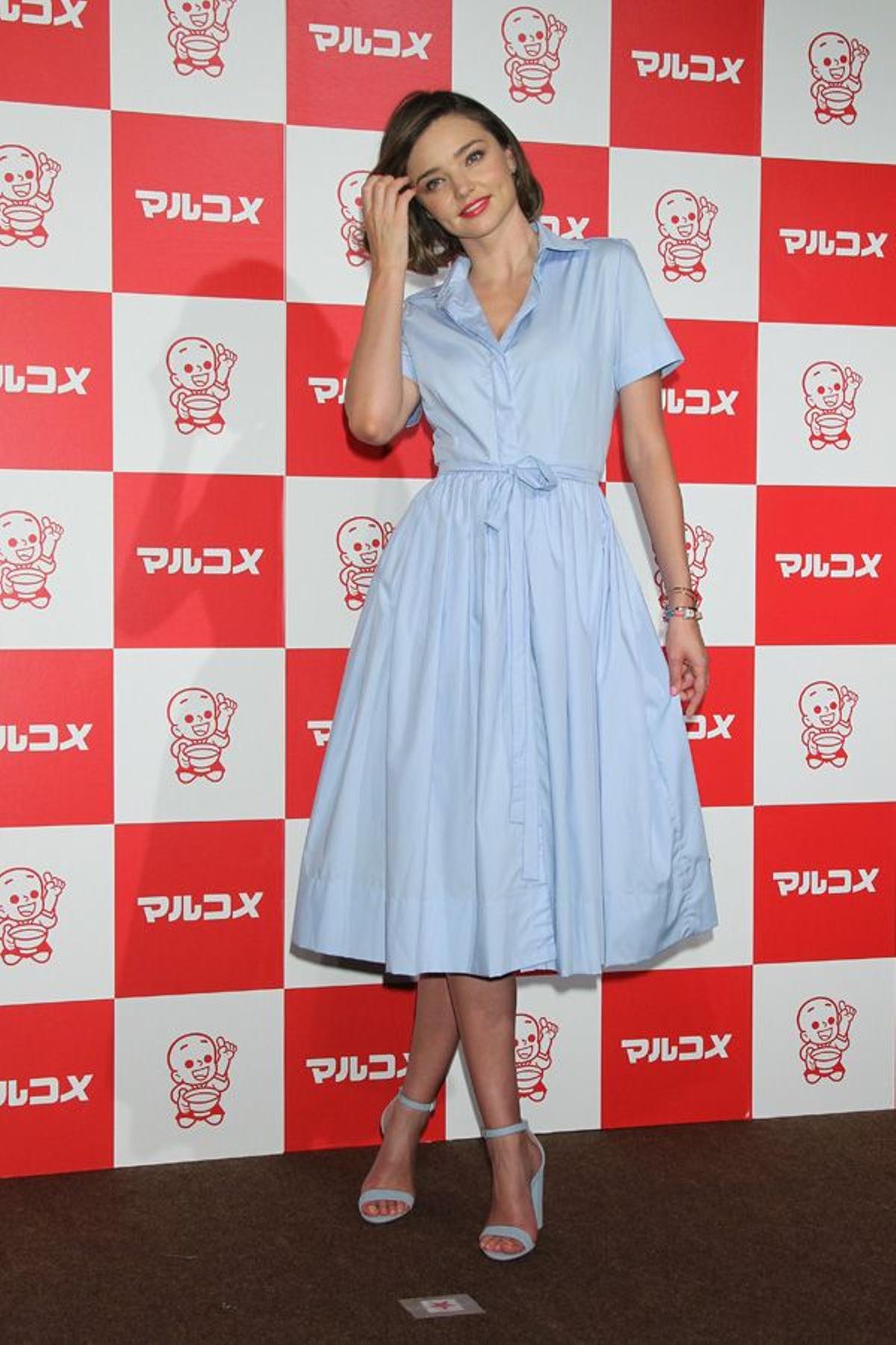 Miranda Kerr combina vestido y zapatos en Japón