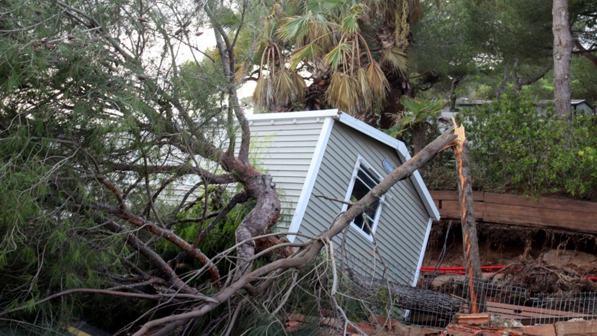 Destrozos en un cámping de Tarragona, tras un temporal.