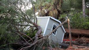 Destrozos en un cámping de Tarragona, tras un temporal.