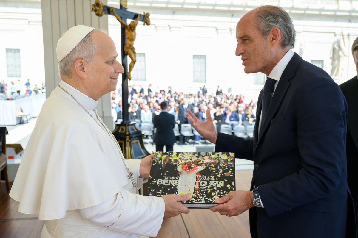 El papa León XIV con Francisco Camps, el miércoles en Roma.