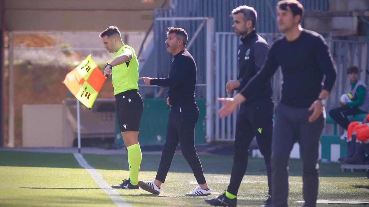 Iván Ania durante el encuentro Córdoba CF-Eíbar.