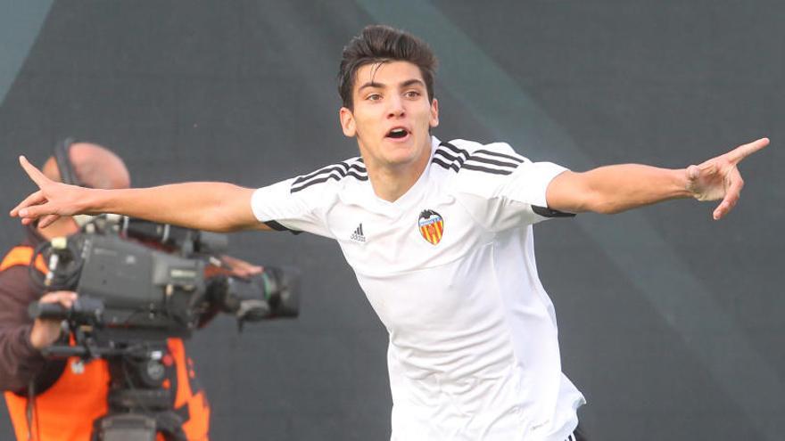 La eficacia de Rafa Mir equilibra la falta de solidez defensiva del Mestalla