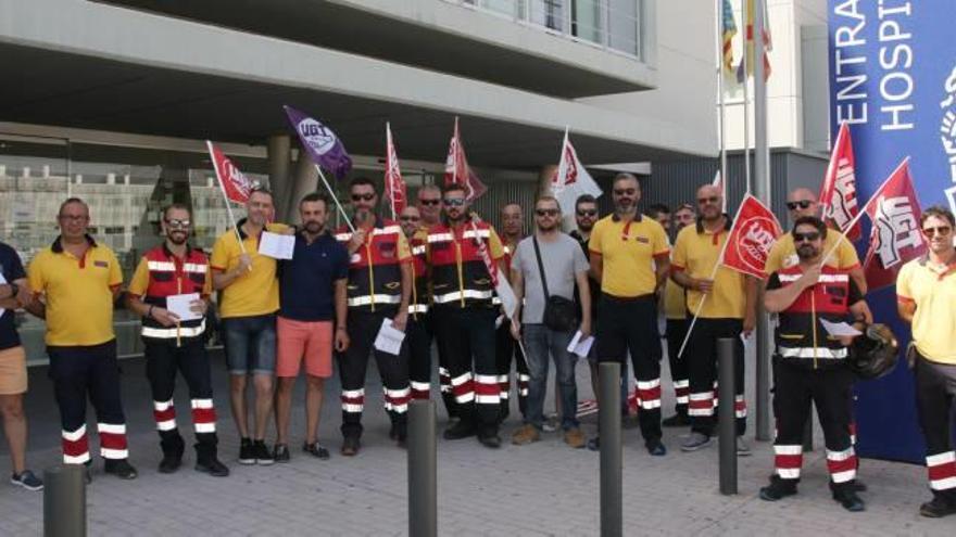 Los conductores de ambulancias, ayer, concentrados ante el hospital de Gandia.