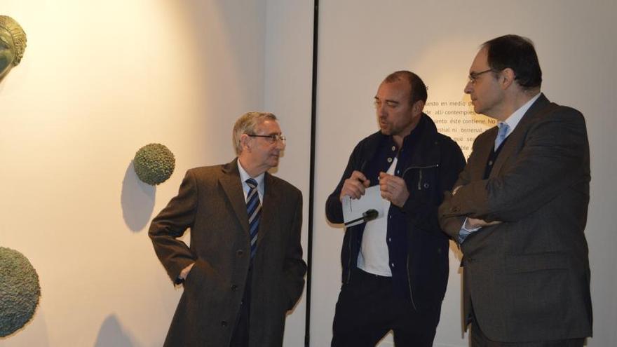 Lidó Rico, en el centro, junto a Cristóbal Belda y Pascual Martínez ante una de las obras.