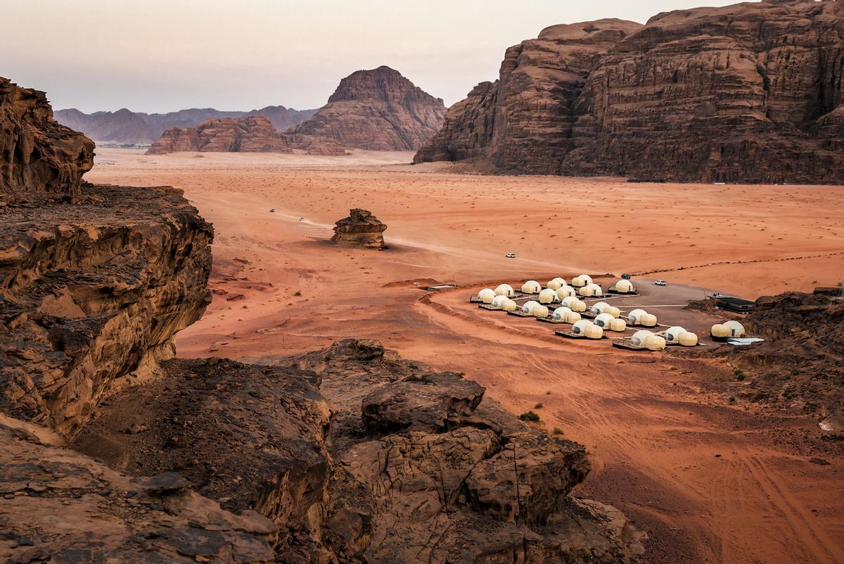 Dormir en un hotel burbuja en el desierto de Wadi Rum es una experiencia de lujo tipo glamping. Podrás observar las estrellas desde tu cama y disfrutar de vistas panorámicas