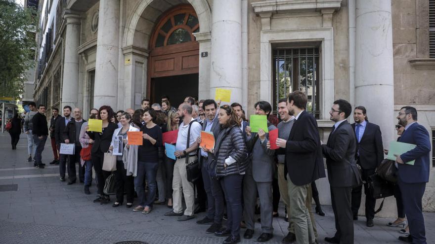 Decenas de abogados piden en Palma una Justicia digna