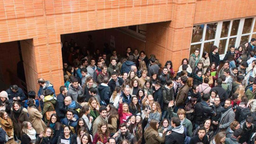 Aspirantes a las pruebas MIR celebradas en Oviedo el pasado 6 de febrero.