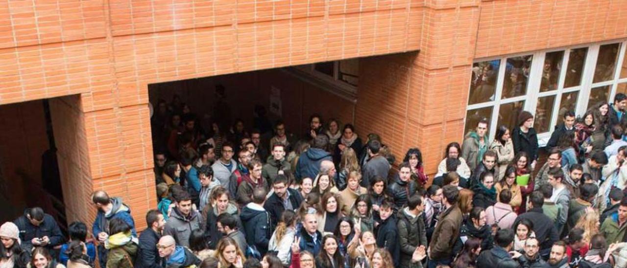 Aspirantes a las pruebas MIR celebradas en Oviedo el pasado 6 de febrero.