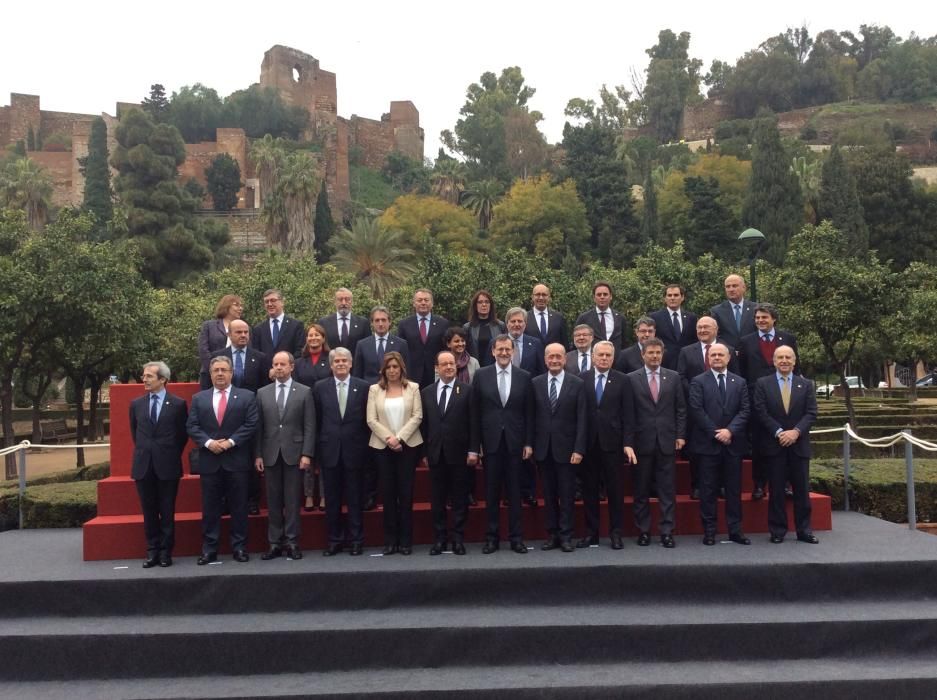 La cumbre se celebra en el Ayuntamiento de Málaga, por lo que el entorno del consistorio y todo el Paseo del Parque se encuentran bajo fuertes medidas de seguridad desde primera hora.